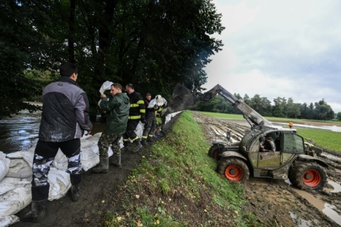 Local volunteers were frantically trying to perfect an improvised wall of sandbags for protection