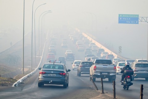 Vehicles are engulfed in smoke from the fire affecting the Brasilia National Park in Brasilia on September 16, 2024