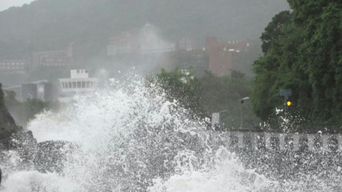 Strong waves pound Taiwan's coast as Typhoon Krathon approaches