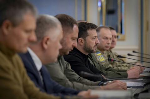 Zelensky (4th from L) met US Defense Secretary Lloyd Austin (not pictured) in Kyiv this month