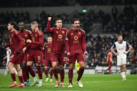 Mats Hummels (C) grabbed Roma a point at Tottenham