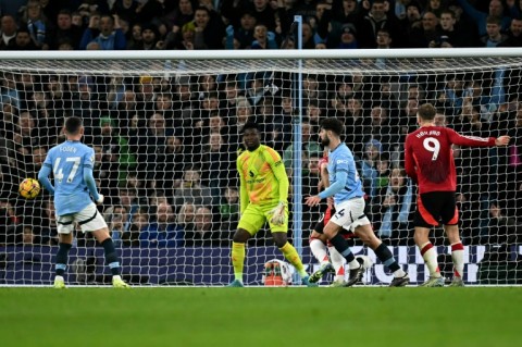 Josko Gvardiol (2nd right)headed Man City in front