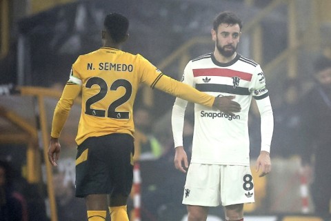 Bruno Fernandes (R) was sent off in Manchester United's loss at Wolves