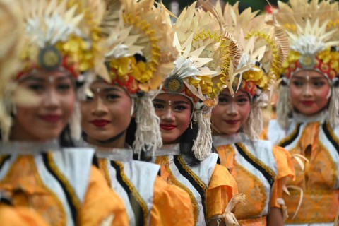 Balinese traditional dancers welcomed in the sun of 2025