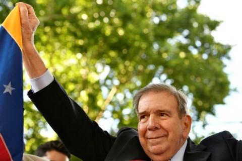 Venezuelan opposition leader Edmundo Gonzalez Urrutia holds a Venezuelan flag as he greets supporters after a meeting with Uruguay's President Luis Lacalle Pou at the Suarez and Reyes presidential residence in Montevideo on January 4, 2025