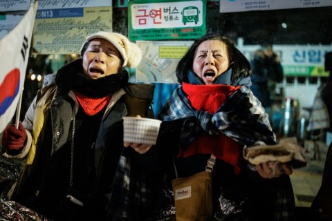 Supporters of impeached South Korean President Yoon Suk Yeol have camped outside his home in sub-zero conditions