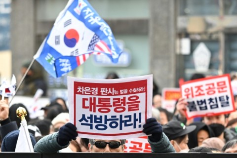 Supporters of suspended South Korean President Yoon Suk Yeol stand off with police outside a Seoul court