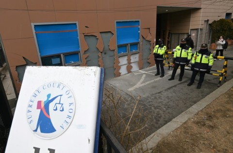 Yoon supporters attacked Seoul Western Court after it extended the president's detention