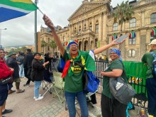 Women outside Cape Town City Hall to see the springboks