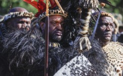 File: King Misuzulu kaZwelithini (C) gestures as he stands with Amabutho (Zulu regiments) during his coronation at the KwaKhangelamankengane Royal Palace in Kwa-Nongoma. north of Durban on August 20, 2022. Phill Magakoe / AFP