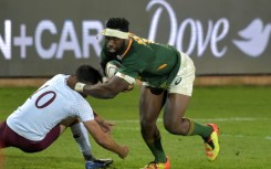 South Africa's flanker and captain Siya Kolisi (R)