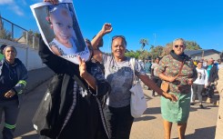 Angry community members protesting outside court. eNCA/Nobesuthu Hejana