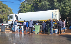 People queue for water. eNCA/Bafedile Moerane