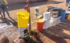 People queueing with buckets to get water. eNCA/Hloni Mtimkulu