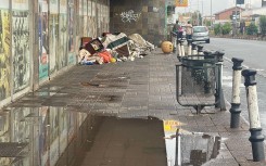 Rubbish on a pavement in Johannesburg. eNCA/Heidi Giokos