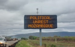 A sign warning motorists of unrest in Mozambique. eNCA/Hloni Mtimkulu