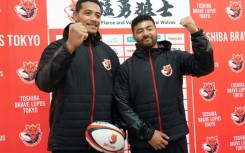 New Zealand playmakers Richie Mo'unga (R) and Shannon Frizell pose during a press conference