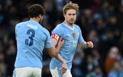 Manchester City midfielder Kevin De Bruyne (R)