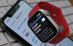 An Apple Watch 9 displays blood-oxygen level detection settings