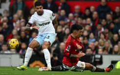 Manchester United's Lisandro Martinez (R) suffered a potentially serious knee injury