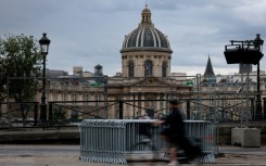 Paris shops, restaurants, bars and clubs are facing a slump in business and footfall, trade groups say