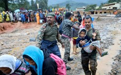 Bad weather has hampered rescue efforts in India's Kerala state, which was hit by fatal landslides